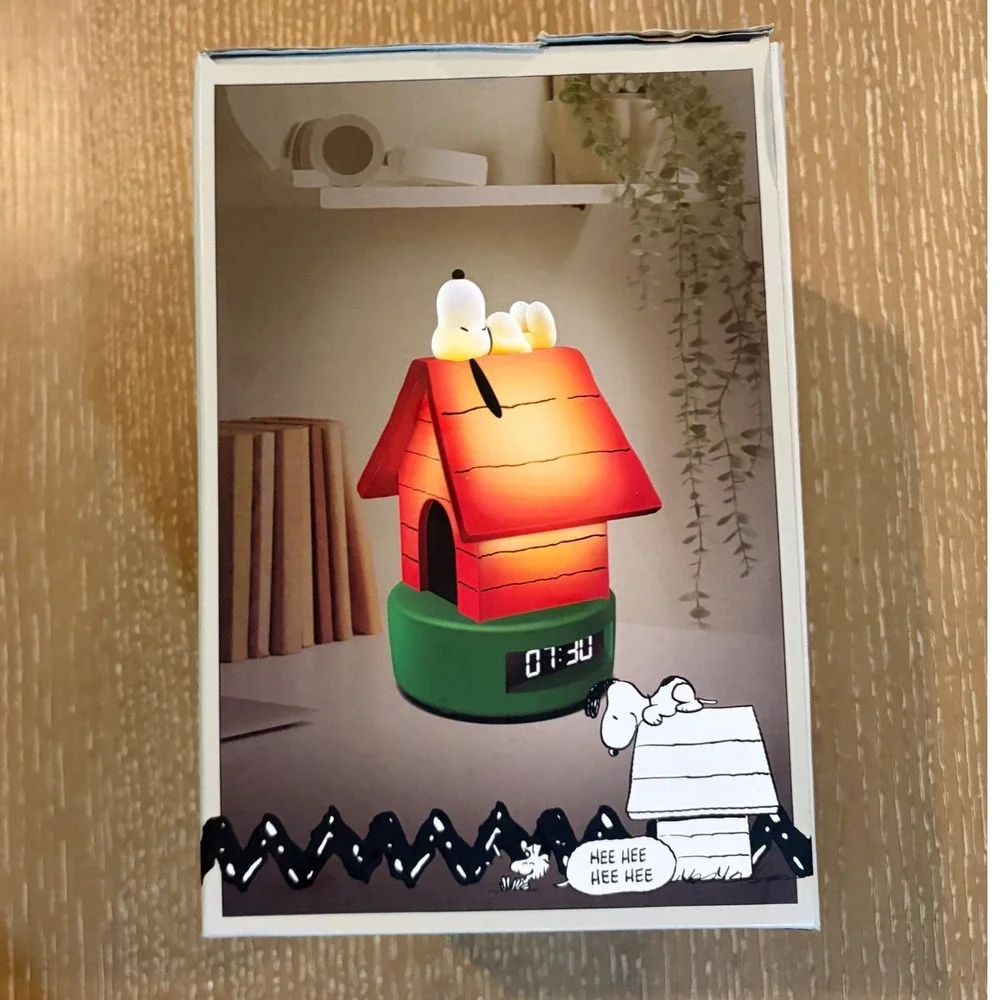 Peanuts Snoopy Doghouse LED Alarm Clock Ambient Light USB Powered New